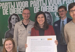 Ines Kostić op de foto met jongeren en het manifest
